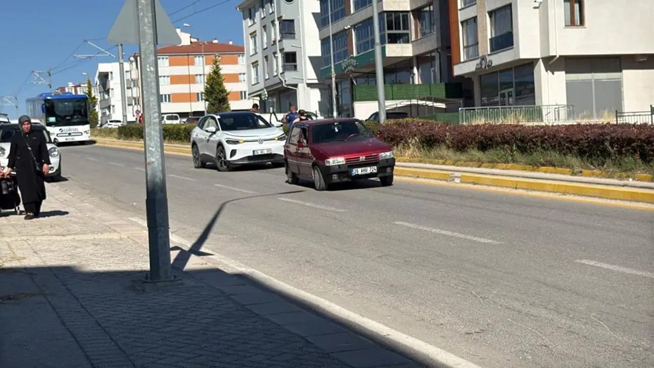 Ani Manovra Sonucu Kontrolden Çıkan Araçlar Kaza Yaptı