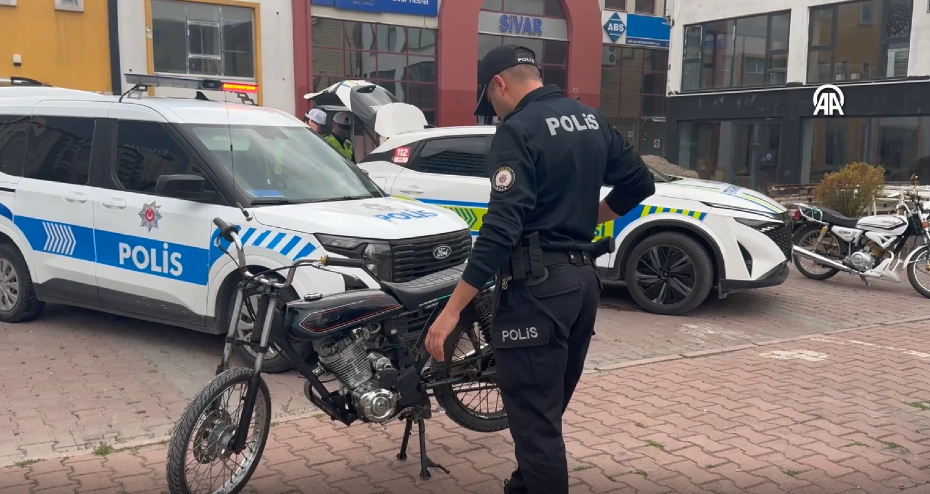 Kayseri'de 16 Yaşındaki Ehliyetsiz ve Plakasız Motosiklet Sürücüsüne Rekor Ceza