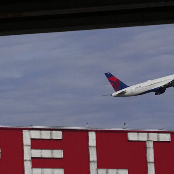 Yolcuların üzerine larva “yağmur” yağması Delta Havayolları uçağının geri dönmesine neden oldu