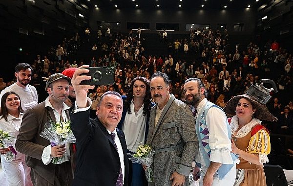 Başkan Böcek, AŞT'nin Huysuz adlı tiyatro gösterisine katıldı – KÜLTÜR SANAT