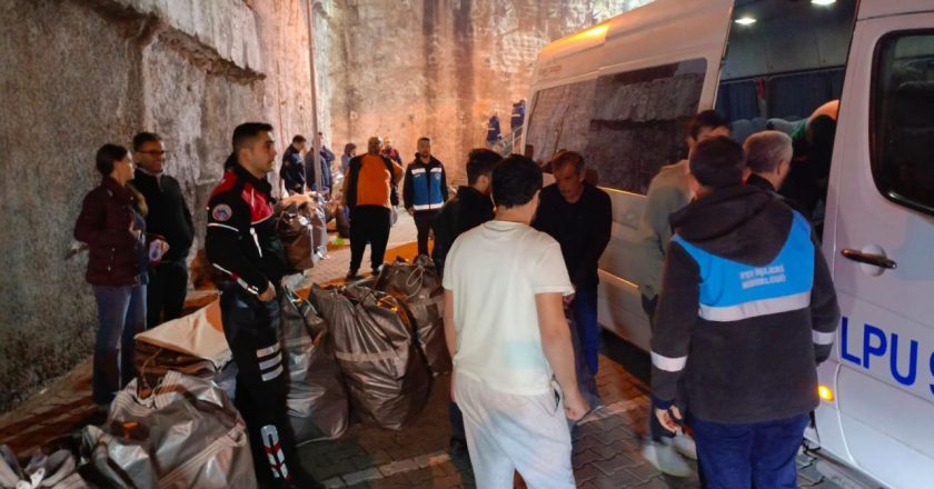 Oy pusulaları İstanbul'daki okullara götürüldü