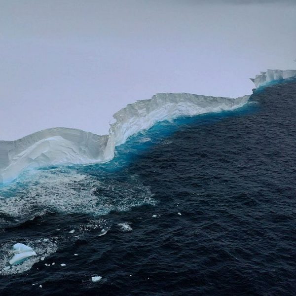 Dünyanın en büyük buzdağı A23a Antarktika'da sürükleniyor