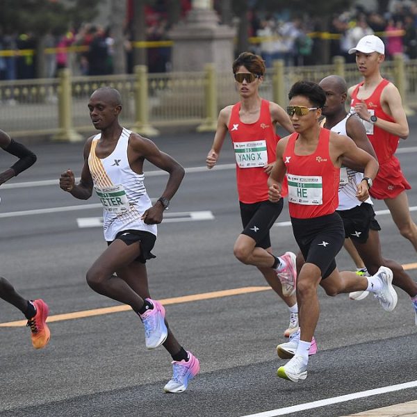 Pekin Maratonu: Afrikalı koşucular Çinli oyuncunun yarışı kazanmasına izin verdi;  soruşturma açıldı