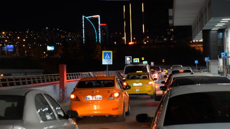 Ankara terminalindeki tatil telaşı geç saatlere kadar devam ediyor.