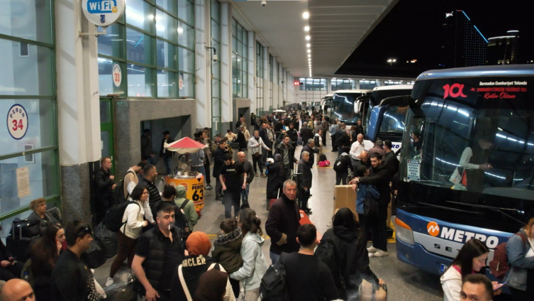Ankara terminalindeki tatil telaşı geç saatlere kadar devam ediyor.