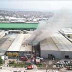 İnegöl 4. Cadde organize sanayi bölgesinde bulunan sandalye imalat fabrikasında sabah saatlerinde çıkan yangının ardından İnegöl ve Bursa'dan gelen tüm ekipler alarma geçti – GÜNDEM