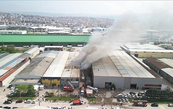 İnegöl 4. Cadde organize sanayi bölgesinde bulunan sandalye imalat fabrikasında sabah saatlerinde çıkan yangının ardından İnegöl ve Bursa'dan gelen tüm ekipler alarma geçti – GÜNDEM