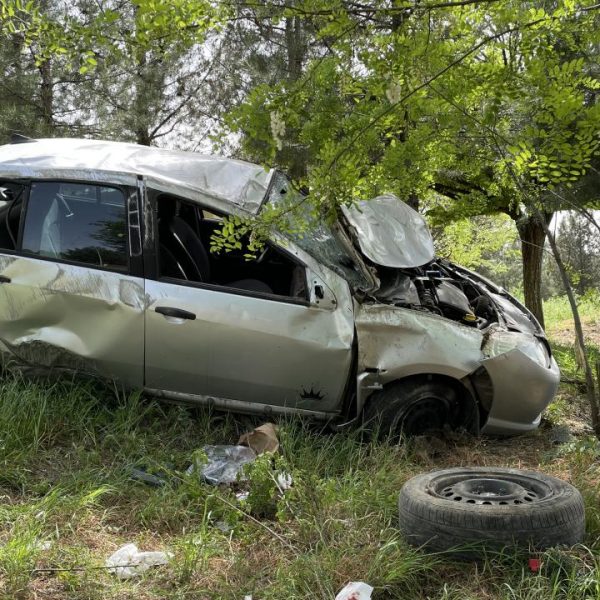 Diyarbakır'da devrilen otomobilde 3 kişi yaralandı