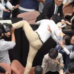 Tayvan parlamentosunda kıyamet koptu!  Yumruk uçtu, milletvekilleri oylarıyla kaçtı