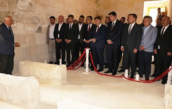 747. Türk Dil Bayramı ve Yunus Emre'yi anma etkinlikleri kapsamında Karamanoğlu Mehmetbey Balkusan'daki mezarı başında anıldı – GÜNDEM