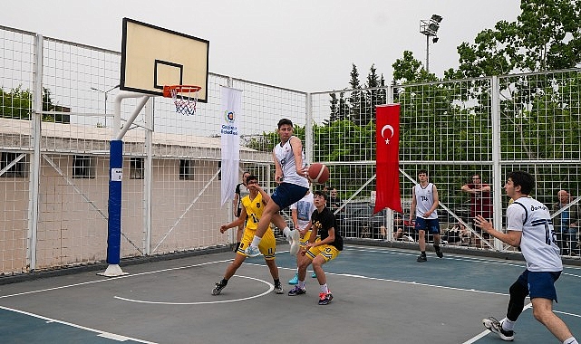 Gaziemir'de basketbolcular kıyasıya mücadele etti