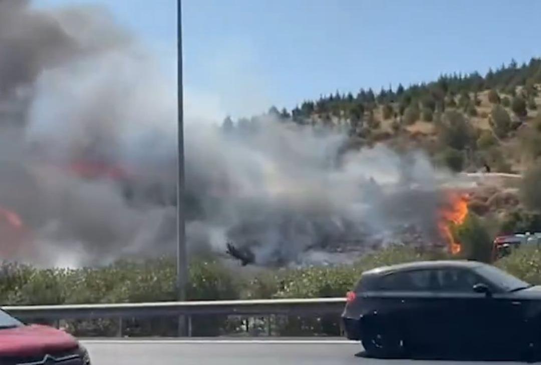 Pozisyon: Izmir! Araç otoyolda yandı, alevler çim alanına yayıldı 2