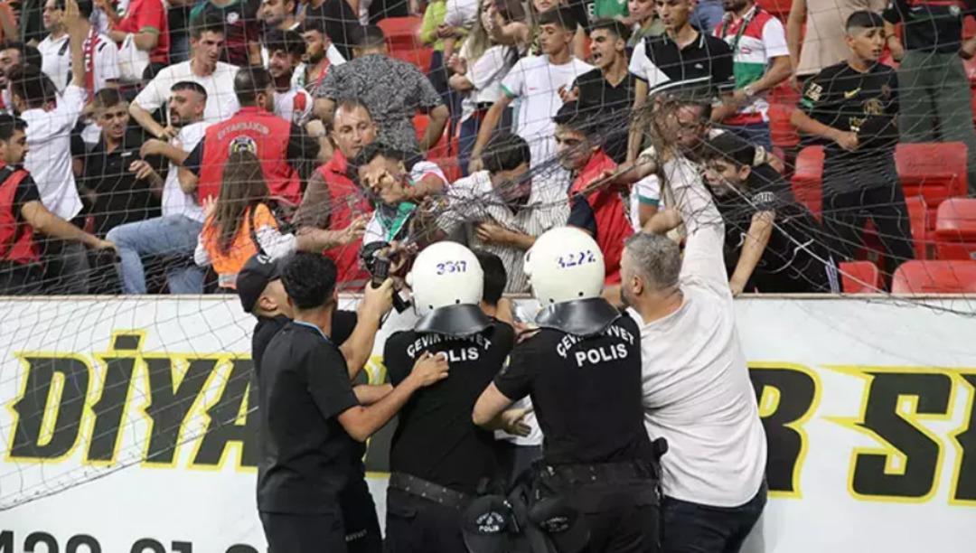 Amedspor-Erzurumspor maçı son düdüğü oynadı, savaş alanı savaş alanına döndü! Herkes birbirine girdi 2