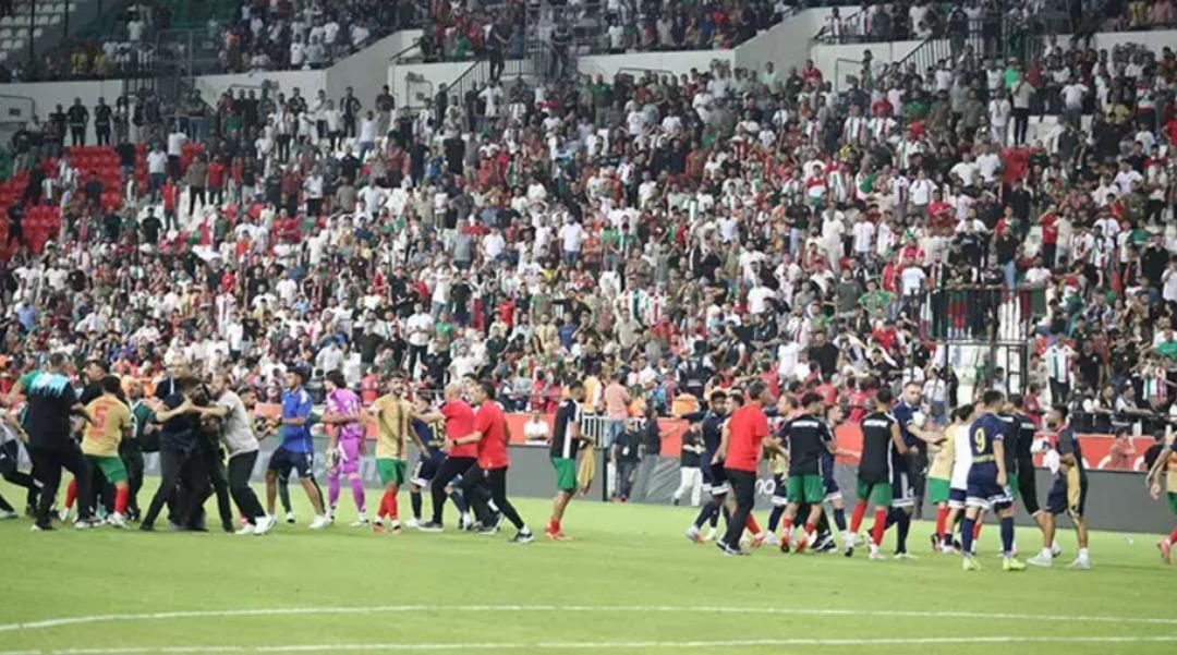 Amedspor-Erzurumspor maçı son düdüğü oynadı, savaş alanı savaş alanına döndü! Herkes birbirine girdi 3