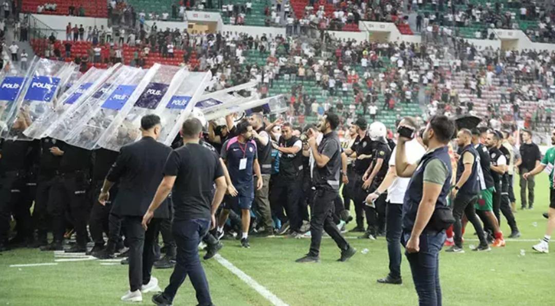 Amedspor-Erzurumspor maçı son düdüğü oynadı, savaş alanı savaş alanına döndü! Herkes birbirine girdi 4