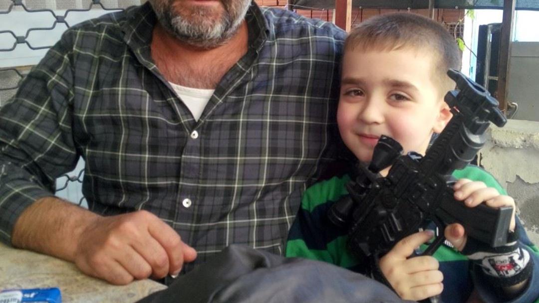 Polis katili böyle eğitildi! Babasının sosyal medyası ağzı açık paylaşıyor: ağızda ölü kuş, elinde oyuncak tabancası ... 6