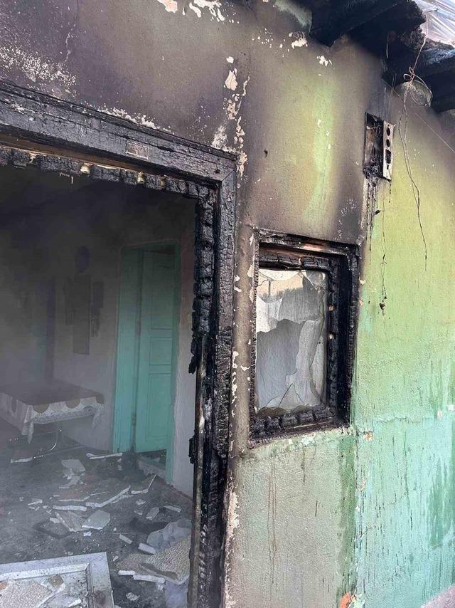 Alevlere teslim olan ev kullanılamaz hale geldi 4