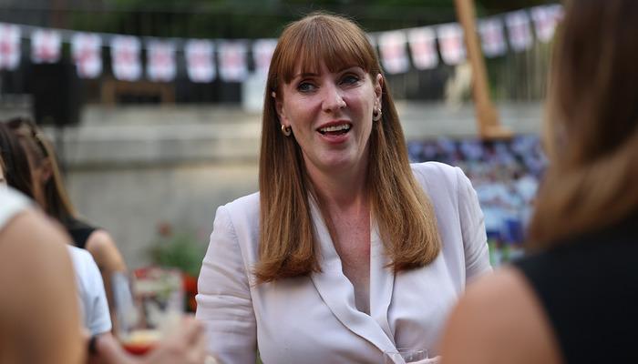 Başbakan Yardımcısı İngilizler, yerel vergilerin dağılmasından istifa etti