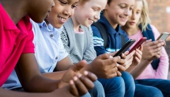 Karar verildi, gelecek yıl uygulamaya girecek! O ülkedeki okullarda telefon yasaklandı