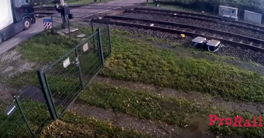 Video. Hollanda'da tren kamyona çarptı: 5 kişi yaralandı