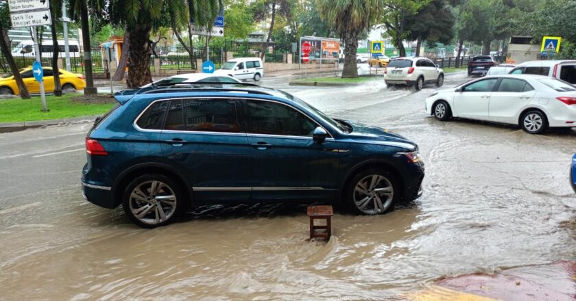 Samsun'da şiddetli yağış: Sokaklar göle döndü