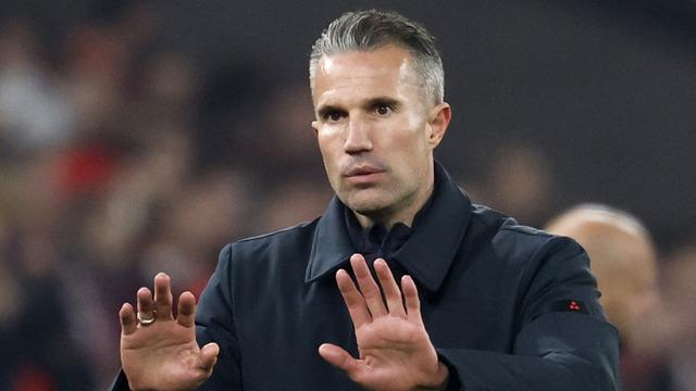 Robin van Persie’ye oğlunu oyuna alet ettiği için skandal suçlama!